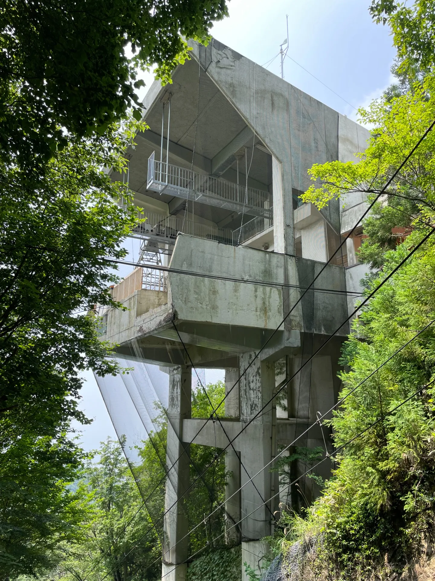 足場組立する前がこんな感じです